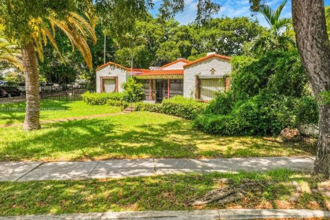 House in Miami, Florida 3 bedrooms, 481.23 sq.m. № 2080015 - photo 2