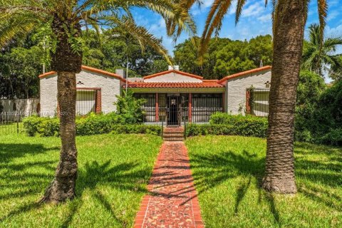 House in Miami, Florida 3 bedrooms, 481.23 sq.m. № 2080015 - photo 1