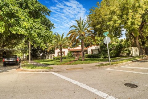 House in Miami, Florida 3 bedrooms, 481.23 sq.m. № 2080015 - photo 10