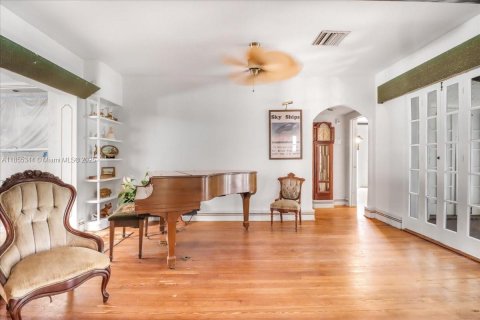 House in Miami, Florida 3 bedrooms, 481.23 sq.m. № 2080015 - photo 18