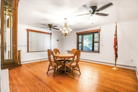 House in Miami, Florida 3 bedrooms, 481.23 sq.m. № 2080015 - photo 15