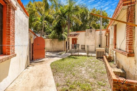 House in Miami, Florida 3 bedrooms, 481.23 sq.m. № 2080015 - photo 28