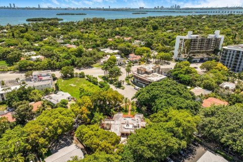 House in Miami, Florida 3 bedrooms, 481.23 sq.m. № 2080015 - photo 4