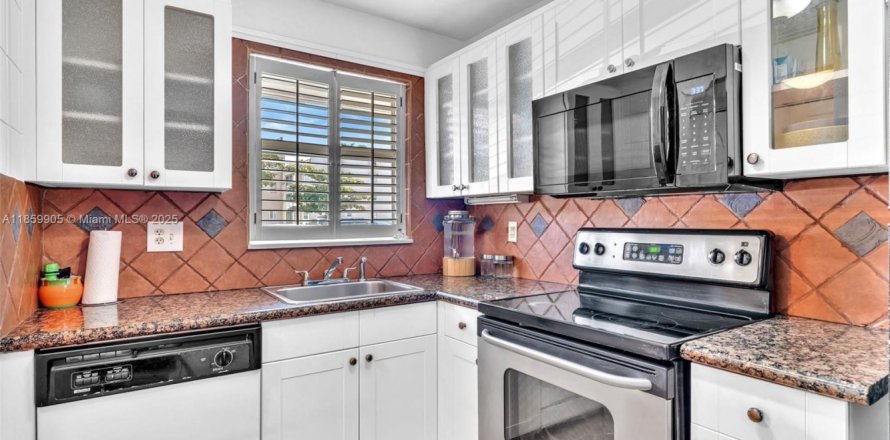 Кондоминиум с 2 спальнями в Санрайз, Флорида № 1957562