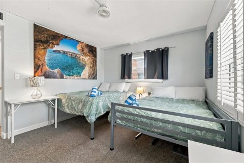 Condo in Treasure Island, Florida, 2 bedrooms  № 2369387 - photo 29