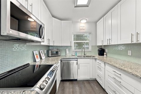 Condo in Treasure Island, Florida, 2 bedrooms  № 2369387 - photo 15