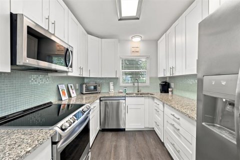 Condo in Treasure Island, Florida, 2 bedrooms  № 2369387 - photo 12
