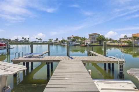 Condo in Treasure Island, Florida, 2 bedrooms  № 2369387 - photo 5