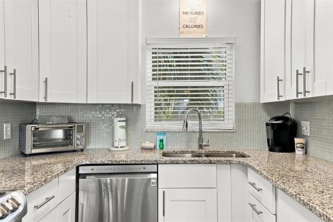Condo in Treasure Island, Florida, 2 bedrooms  № 2369387 - photo 16