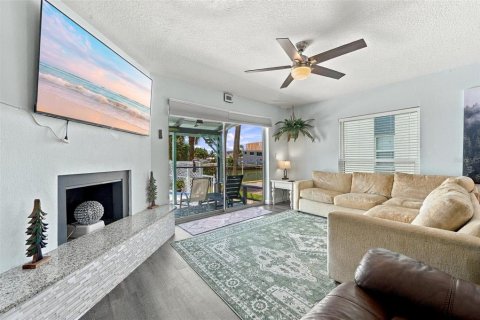 Condo in Treasure Island, Florida, 2 bedrooms  № 2369387 - photo 20