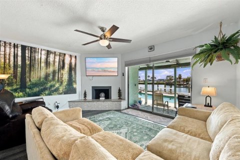 Condo in Treasure Island, Florida, 2 bedrooms  № 2369387 - photo 19
