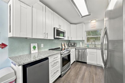 Condo in Treasure Island, Florida, 2 bedrooms  № 2369387 - photo 10