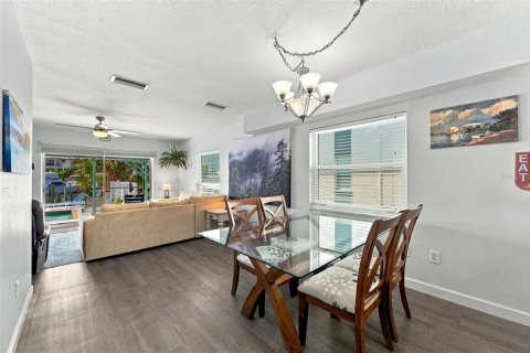 Condo in Treasure Island, Florida, 2 bedrooms  № 2369387 - photo 22