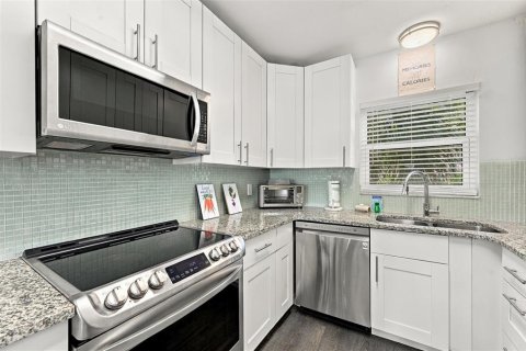 Condo in Treasure Island, Florida, 2 bedrooms  № 2369387 - photo 13