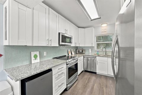 Condo in Treasure Island, Florida, 2 bedrooms  № 2369387 - photo 11