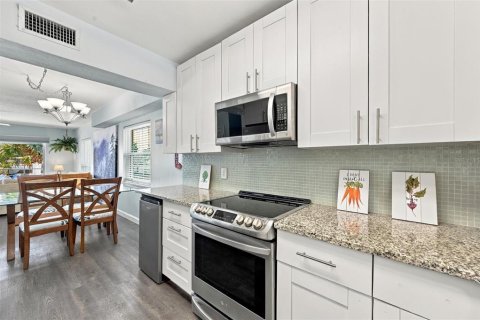 Condo in Treasure Island, Florida, 2 bedrooms  № 2369387 - photo 9