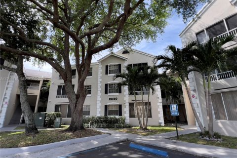 Copropriété à louer à Oakland Park, Floride: 1 chambre, 80.08 m2 № 2028000 - photo 2