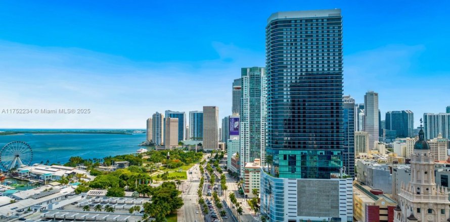 Estudio en el Condominio en Miami, Florida  № 1706936