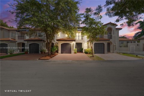 Touwnhouse à vendre à Miami, Floride: 3 chambres, 167.22 m2 № 1971675 - photo 1