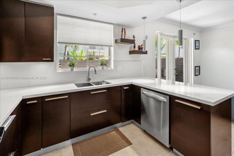 Touwnhouse à vendre à Miami, Floride: 3 chambres, 167.22 m2 № 1971675 - photo 14