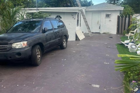 Villa ou maison à Opa-locka, Floride 4 chambres, 122.26 m2 № 2288520