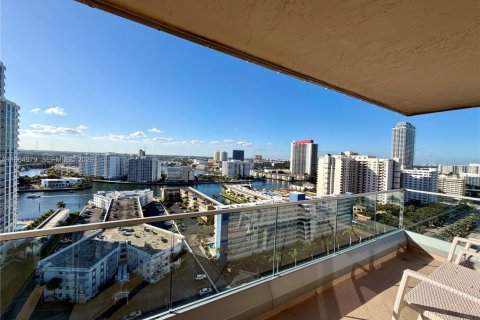 Condominio en alquiler en Hallandale Beach, Florida, 2 dormitorios, 181.62 m2 № 2026345 - foto 21