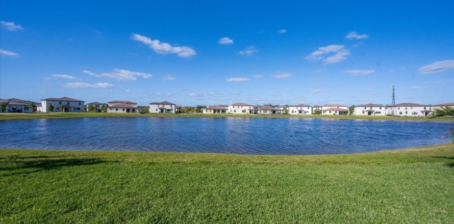 Casa en Royal Palm Beach, Florida 5 dormitorios, 302.12 m2 № 1007466