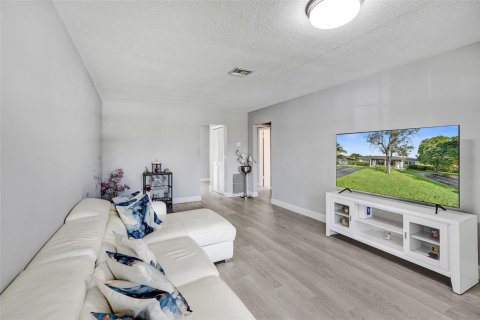 Commercial property in Coral Springs, Florida 191.29 sq.m. № 2083045 - photo 5
