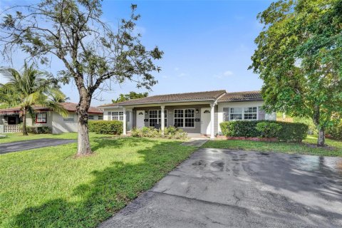 Commercial property in Coral Springs, Florida 191.29 sq.m. № 2083045