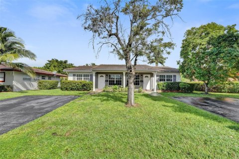 Commercial property in Coral Springs, Florida 191.29 sq.m. № 2083045 - photo 2