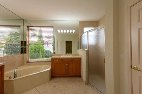 Снять в аренду виллу или дом в Мирамар, Флорида 5 спален, 310.29м2, № 1940971 - фото 14