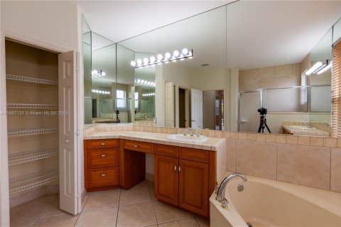 Снять в аренду виллу или дом в Мирамар, Флорида 5 спален, 310.29м2, № 1940971 - фото 16