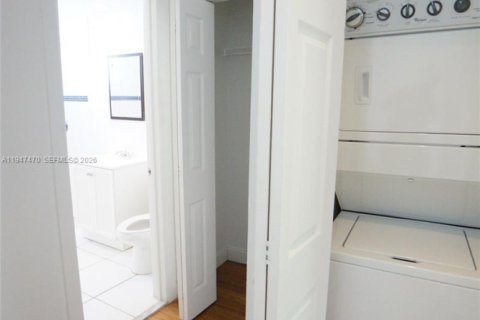 Condo in Miami Beach, Florida, 1 bedroom  № 2003390 - photo 10