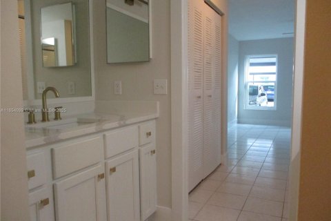 Condo in Stuart, Florida, 2 bedrooms  № 1878363 - photo 17