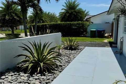 House in Miami, Florida 4 bedrooms, 124.67 sq.m. № 2024974 - photo 30