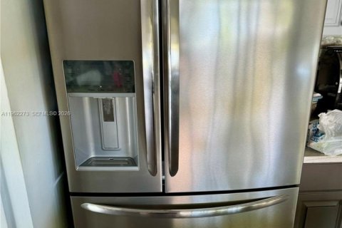 House in Miami, Florida 4 bedrooms, 124.67 sq.m. № 2024974 - photo 12