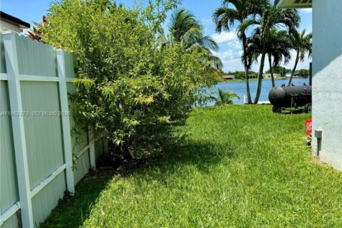 House in Miami, Florida 4 bedrooms, 124.67 sq.m. № 2024974 - photo 17