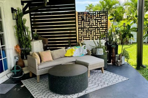 House in Miami, Florida 4 bedrooms, 124.67 sq.m. № 2024974 - photo 8