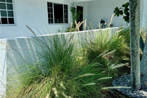 House in Miami, Florida 4 bedrooms, 124.67 sq.m. № 2024974 - photo 14