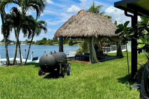 House in Miami, Florida 4 bedrooms, 124.67 sq.m. № 2024974 - photo 4