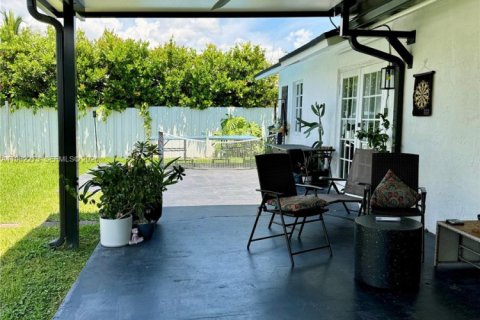 House in Miami, Florida 4 bedrooms, 124.67 sq.m. № 2024974 - photo 24