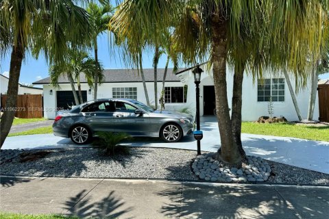 House in Miami, Florida 4 bedrooms, 124.67 sq.m. № 2024974 - photo 13