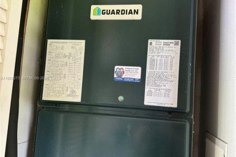 House in Miami, Florida 4 bedrooms, 124.67 sq.m. № 2024974 - photo 21