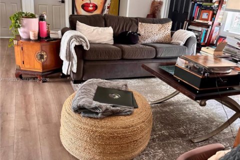 House in Miami, Florida 4 bedrooms, 124.67 sq.m. № 2024974 - photo 6