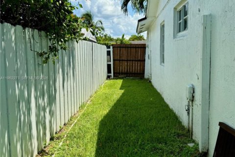 House in Miami, Florida 4 bedrooms, 124.67 sq.m. № 2024974 - photo 15