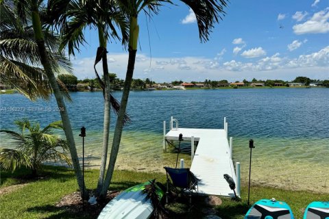 House in Miami, Florida 4 bedrooms, 124.67 sq.m. № 2024974 - photo 7