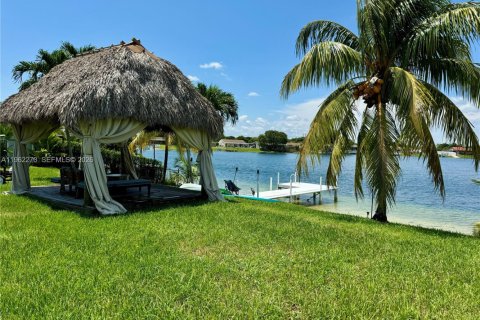 House in Miami, Florida 4 bedrooms, 124.67 sq.m. № 2024974 - photo 28