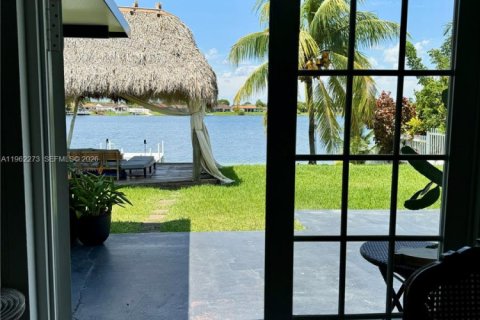 House in Miami, Florida 4 bedrooms, 124.67 sq.m. № 2024974 - photo 26