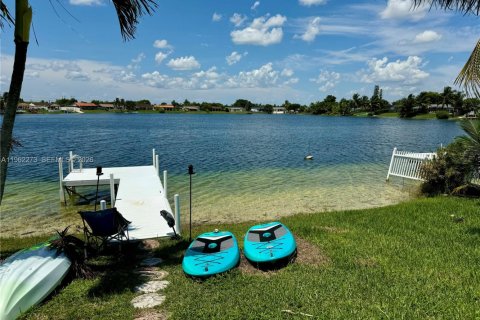 House in Miami, Florida 4 bedrooms, 124.67 sq.m. № 2024974 - photo 3