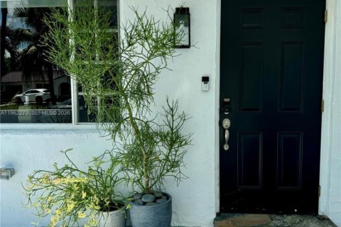 House in Miami, Florida 4 bedrooms, 124.67 sq.m. № 2024974 - photo 23